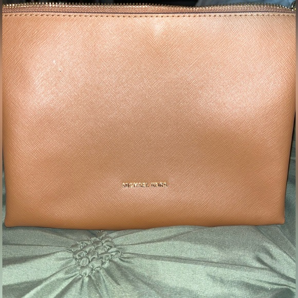 Tan Michael Kors medium makeup bag - Picture 1 of 3